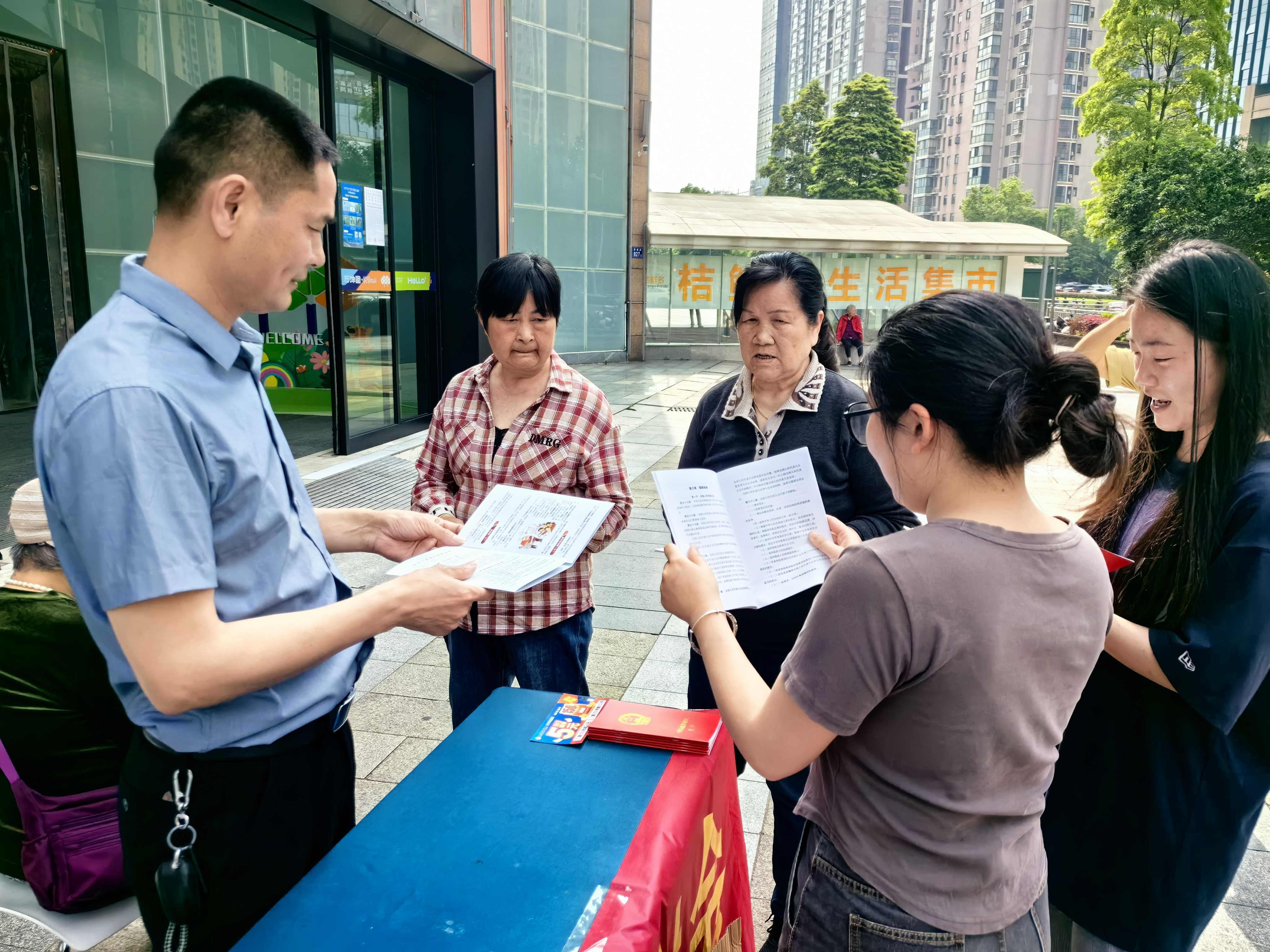 大力保护知识产权  大力构建和谐社会 ——雨花亭司法所开展知识产权周普法宣传活动