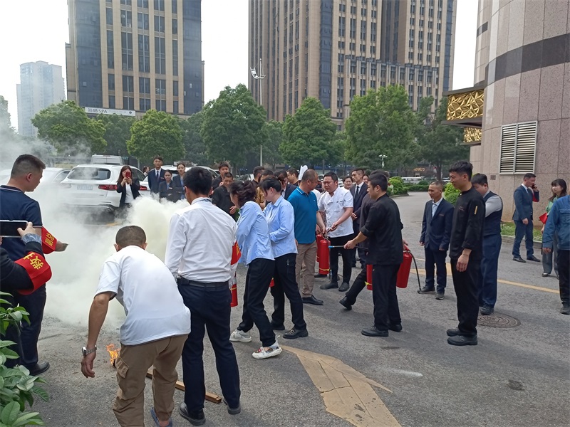 消防演练以演筑防，网格商圈协同作战
